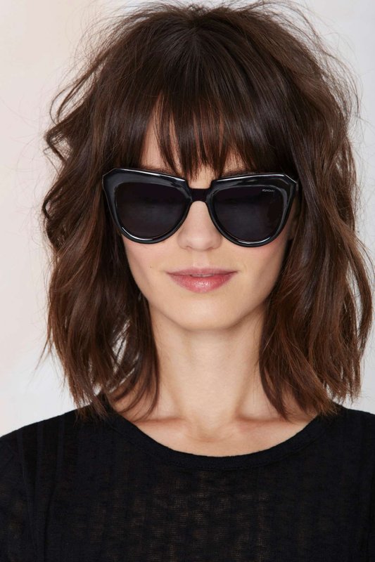 Fille avec frange graduée avec franges déchirées Fille avec frange graduée avec franges déchirées