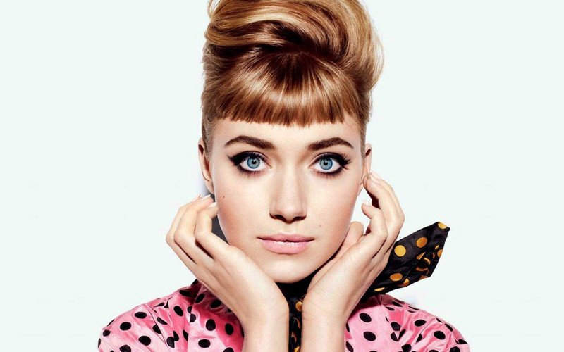 Fille avec une courte, droite bang Fille avec une courte, droite bang