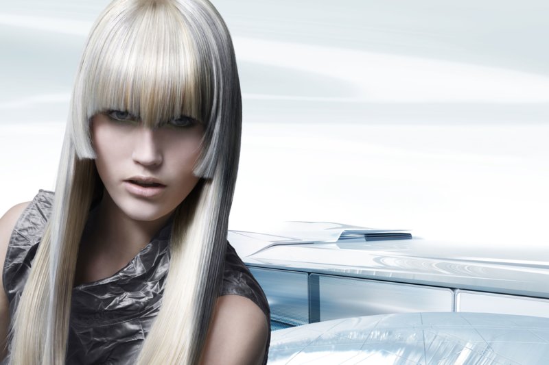 Fille avec frange frisée Fille avec frange frisée