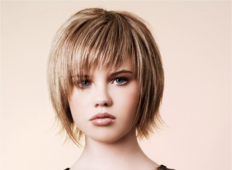 Fille avec une frange asymétrique moulue Fille avec une frange asymétrique moulue