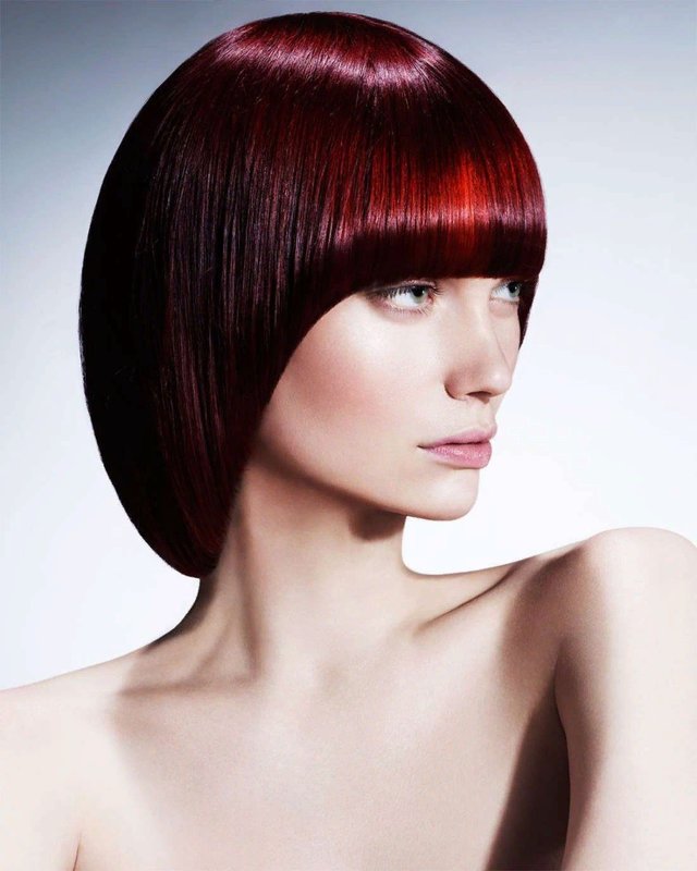 Fille coupe de cheveux sesson avec une frange droite Fille coupe de cheveux sesson avec une frange droite