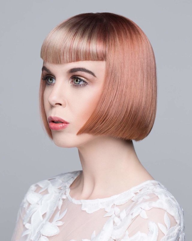 Fille avec frange en forme d'arche Fille avec frange en forme d'arche