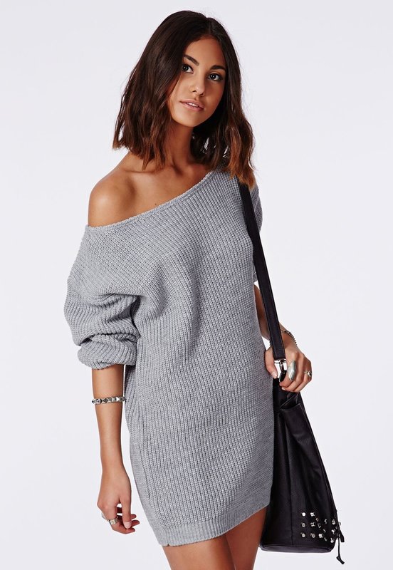 Fille en robe pull avec une demi-manche Fille en robe pull avec une demi-manche