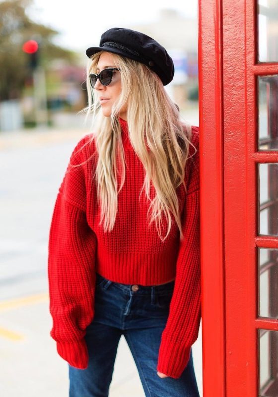 Fille dans un pull oversize rouge Fille dans un pull oversize rouge