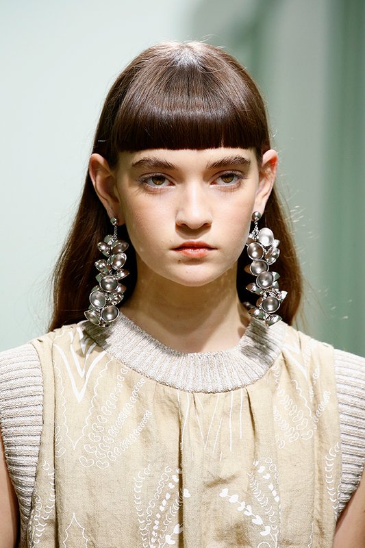 Une fille avec un visage carré et une frange droite Une fille avec un visage carré et une frange droite