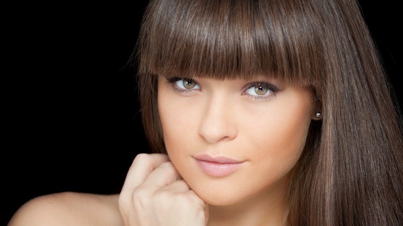 Fille avec une frange droite Fille avec une frange droite