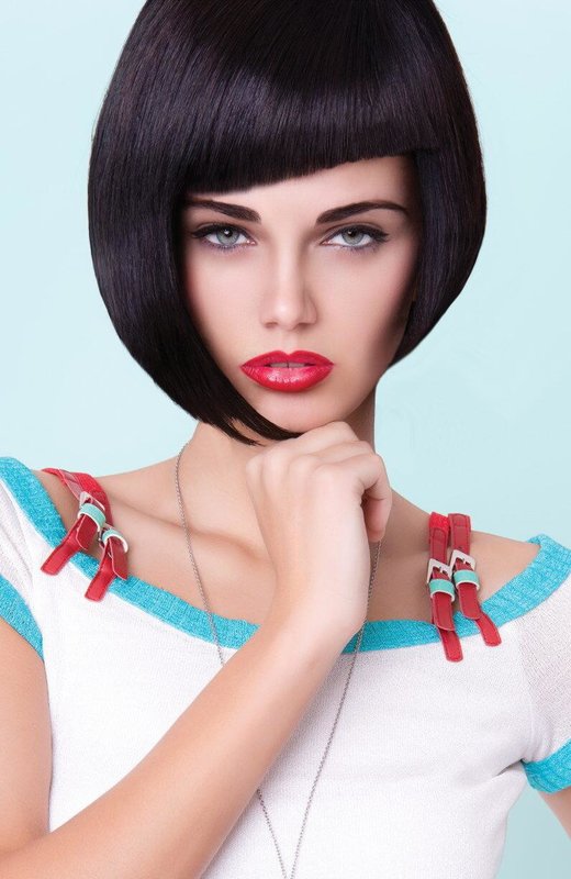 Fille avec une frange asymétrique et carrée supplémentaire Fille avec une frange asymétrique et carrée supplémentaire