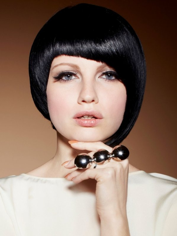 Fille de coupe de cheveux sesson avec frange asymétrique Fille de coupe de cheveux sesson avec frange asymétrique