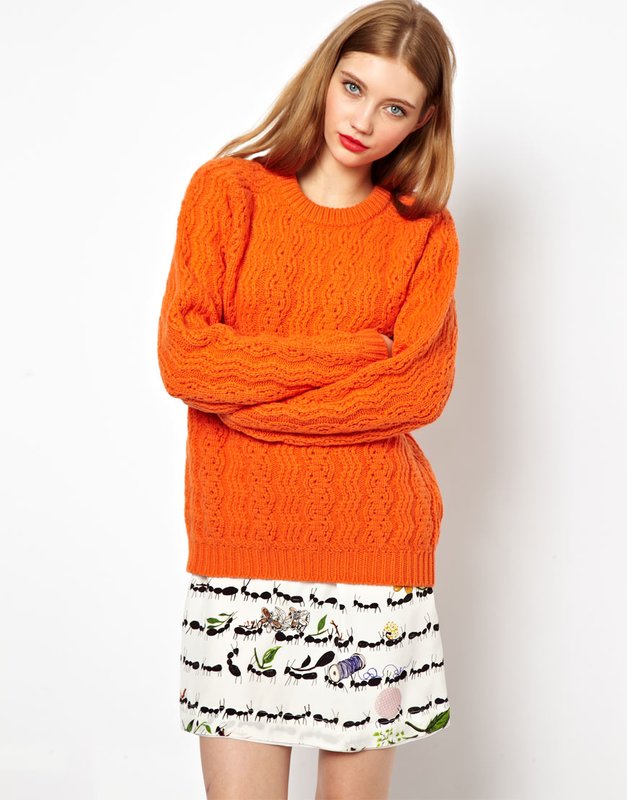 Fille en pull orange et jupe Fille en pull orange et jupe