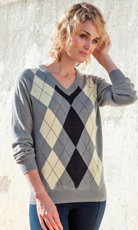 Fille dans un pull avec un motif de diamant Fille dans un pull avec un motif de diamant