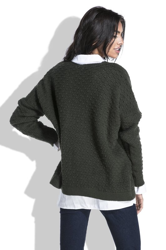 Fille en pull oversize portant une chemise Fille en pull oversize portant une chemise