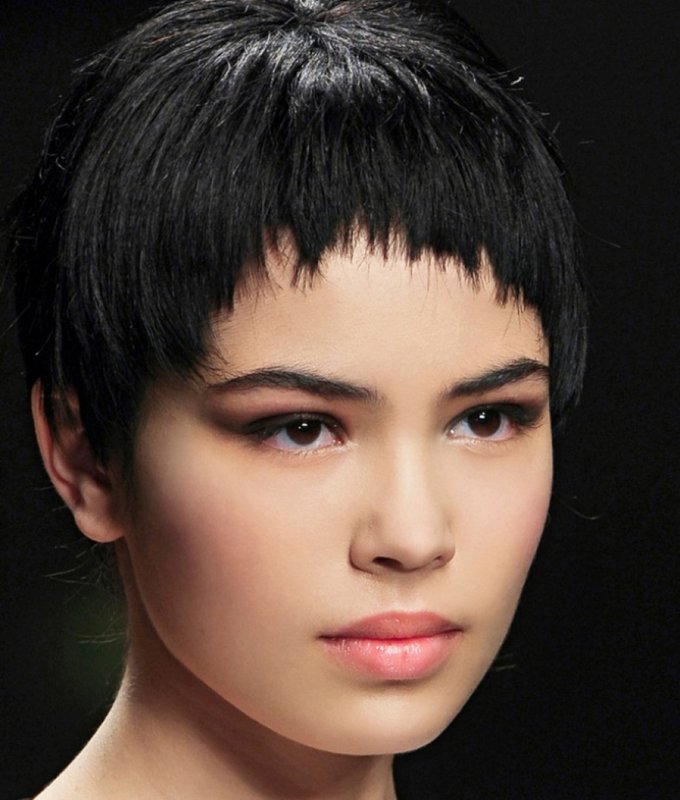 Fille avec un bang court Fille avec un bang court