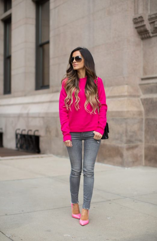 Fille dans un pull rose vif et un jean skinny Fille dans un pull rose vif et un jean skinny