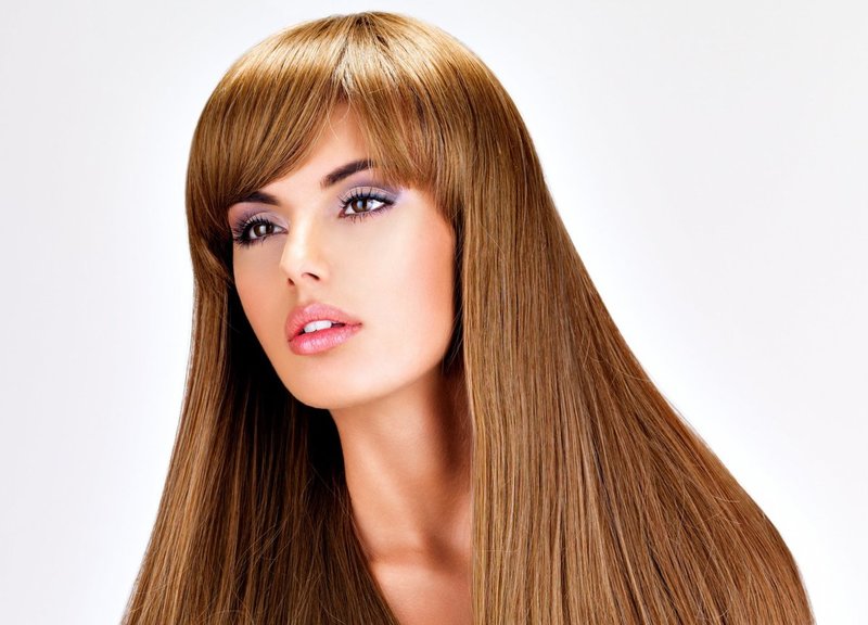 Fille avec une coupe de cheveux sur les cheveux longs avec un bang Fille avec une coupe de cheveux sur les cheveux longs avec un bang