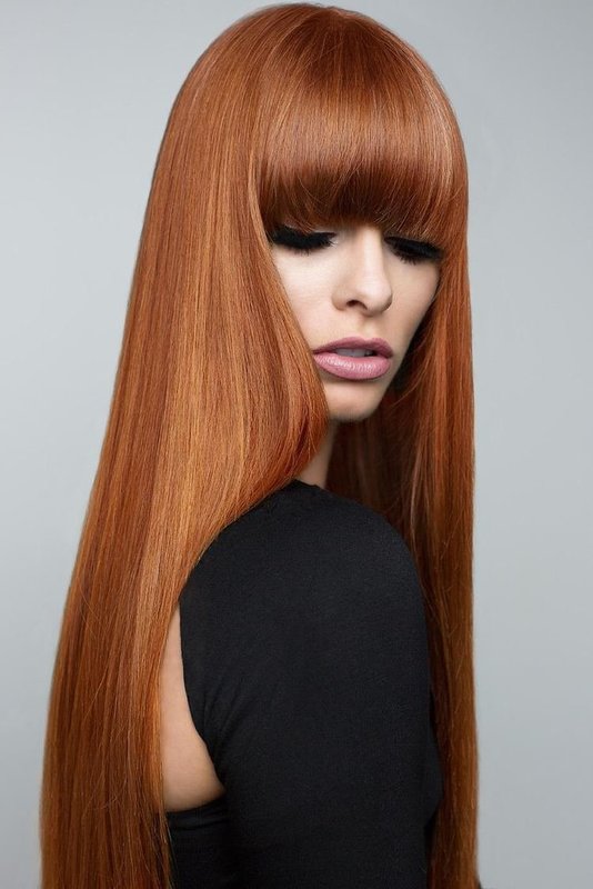 Fille avec une longue ligne droite et une coupe de cheveux Fille avec une longue ligne droite et une coupe de cheveux