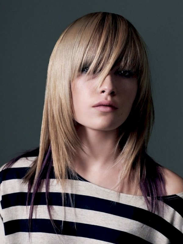 Fille avec longue frange graduée Fille avec longue frange graduée