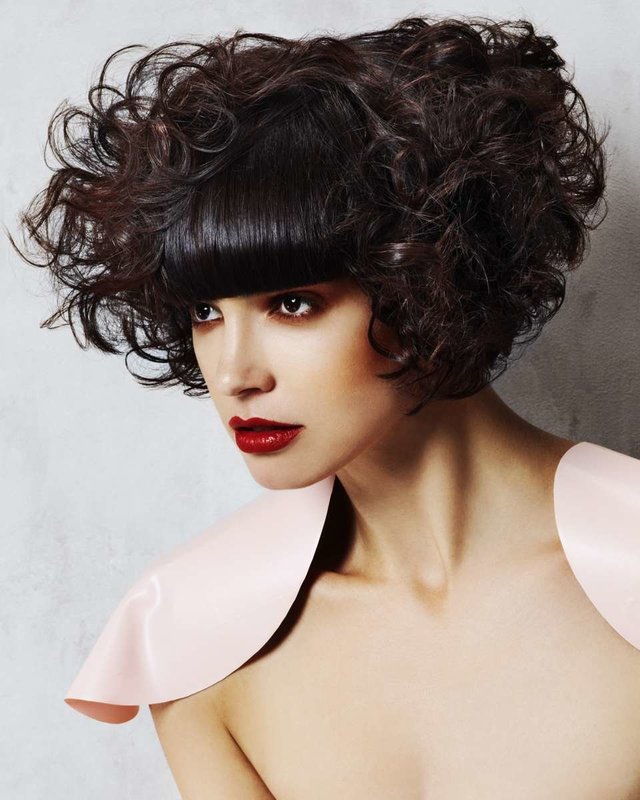 Fille avec une forte volume volume Fille avec une forte volume volume