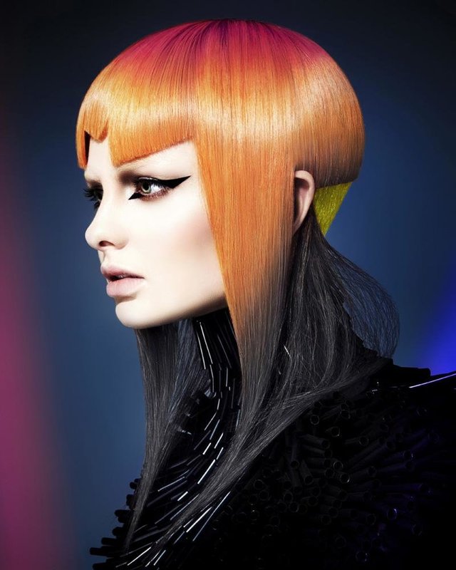 Fille avec une frange brillante frisée Fille avec une frange brillante frisée