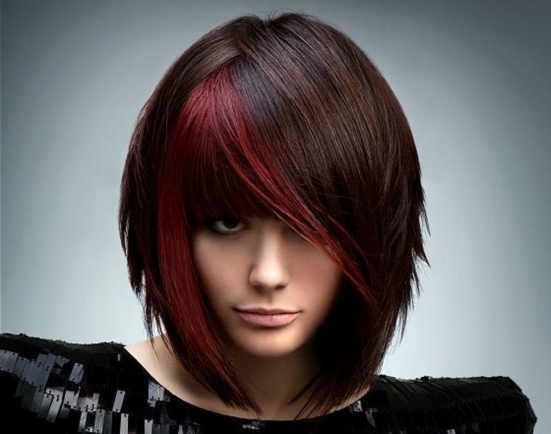 Fille avec une longue frange asymétrique Fille avec une frange asymétrique