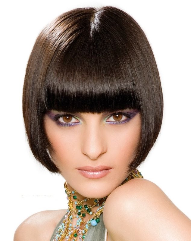 Fille avec une frange carrée et droite Fille avec une frange carrée et droite