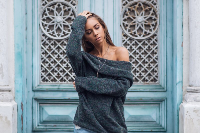 Fille en pull aux épaules nues Fille en pull aux épaules nues