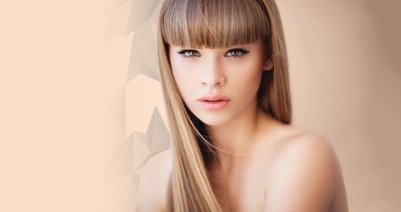 Blonde avec une frange droite Blonde avec une frange droite