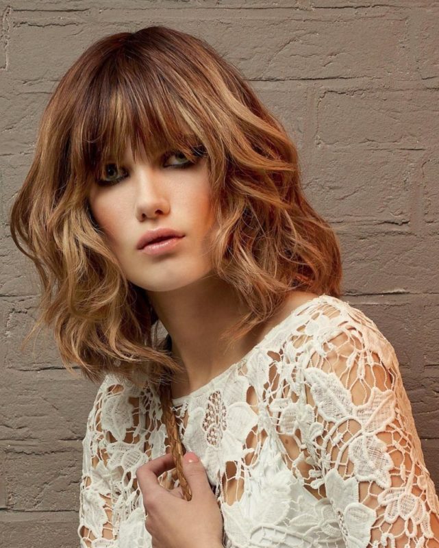 Fille avec une cascade et frange graduée Fille avec une cascade et frange graduée