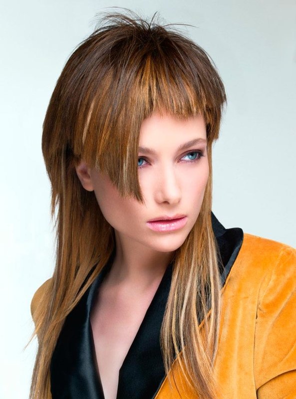 Fille avec frange graduée asymétrique Fille avec frange graduée asymétrique