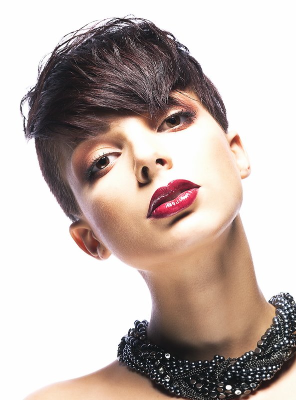 Fille avec une coupe de cheveux de lutin et une frange asymétrique Fille avec une coupe de cheveux de lutin et une frange asymétrique