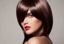 Fille avec une coupe de cheveux à la mode sur cheveux moyens