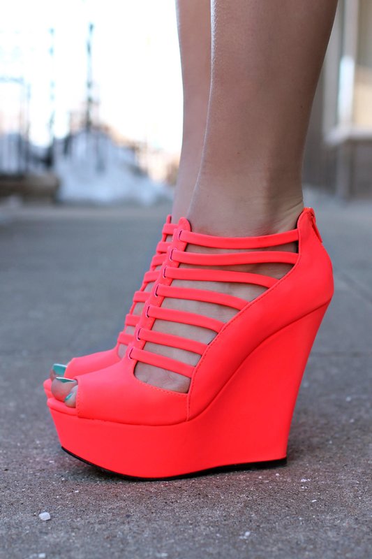 Fille en sandales compensées