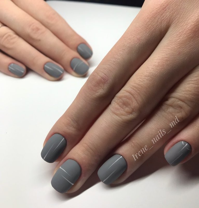 Ongles gris mats avec dessin Ongles gris mats avec dessin