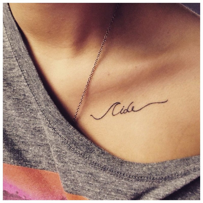 Lettrage sous la clavicule - beau tatouage