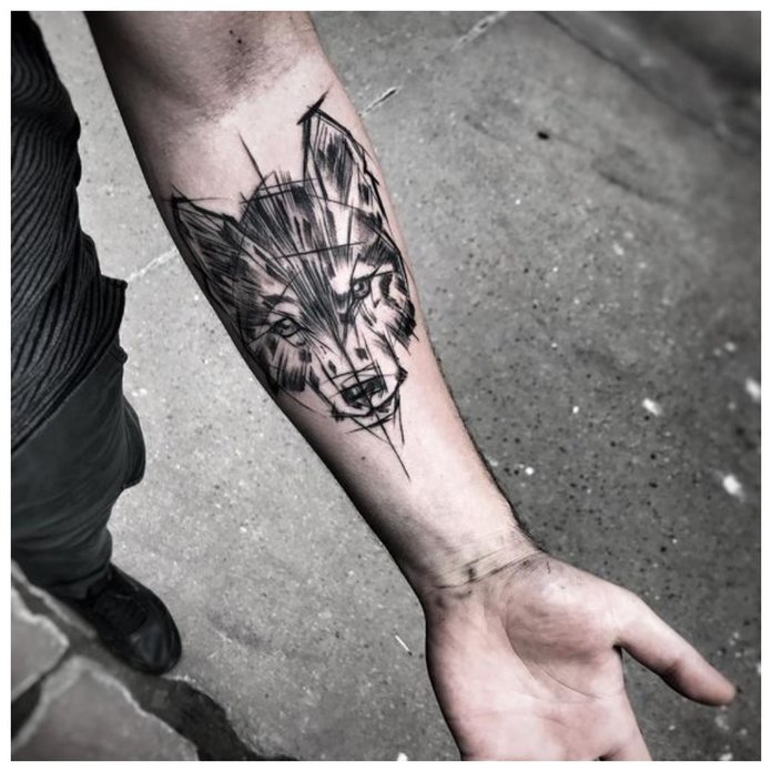 Tatouage de loup sur la main d’un homme Tatouage de loup sur la main d’un homme