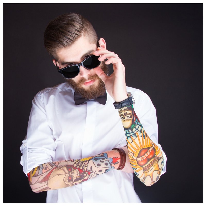 Tatouages ​​de couleur sur les avant-bras