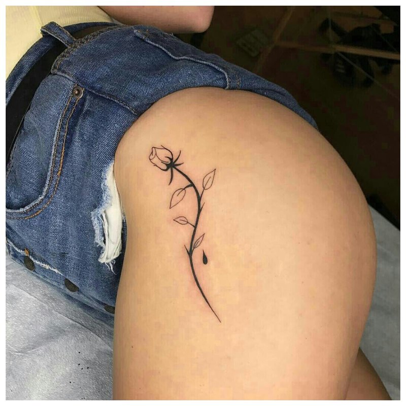 Tatouage sur la hanche d'une fille en forme de fleur délicate