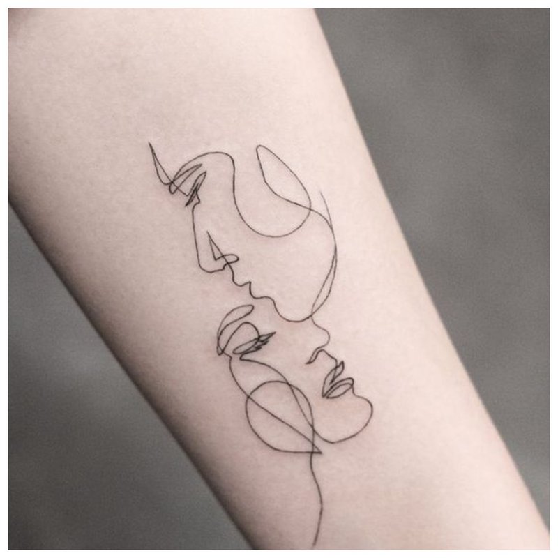Couple - tatouage sur la main d'une fille