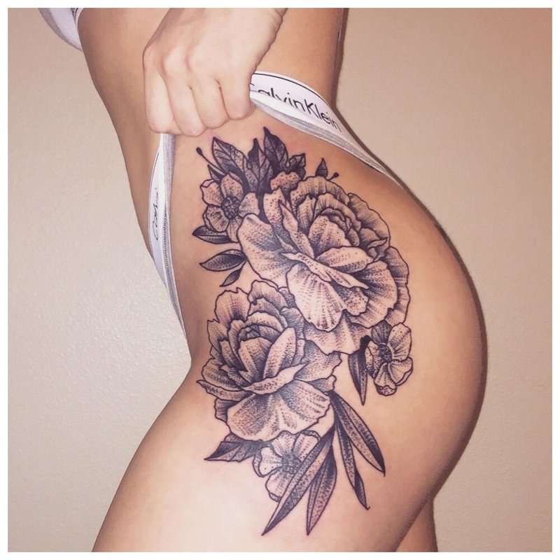 Tatouage sexy sur la hanche d'une fille