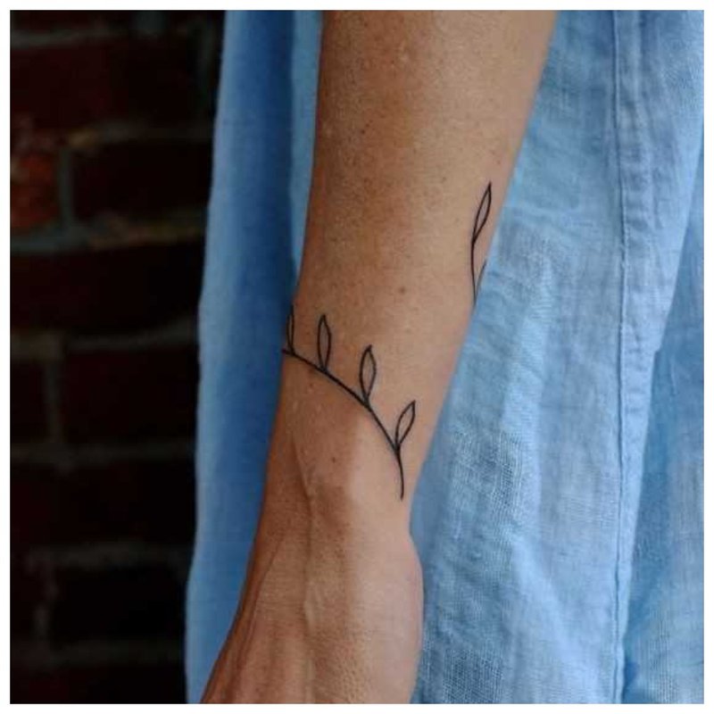 Tatouage floral délicat sur le bras